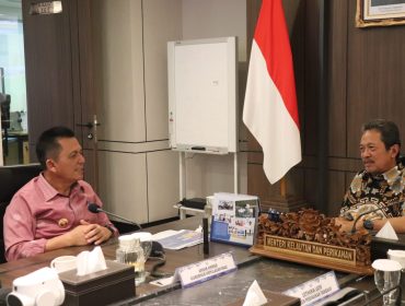 Gubernur Kepulauan Riau Ansar Ahmad beraudiensi bersama Menteri KKP Sakti Wahyu Trenggono di Gedung Menara Bahari I, Jakara Pusat, Jumat (10/7/2026). 