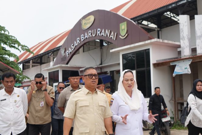
					Wakil Gubernur Kepri Nyanyang Haris Pratamura bersama Bupati Natuna Chen Sui Lan meninjau Pasar Baru Ranai, Selasa (1/7/2026). Kunjungan ini untuk memastikan stabilitas harga bahan pokok serta fasilitas yang ada di pasar ini. (Sumber: DISKOMINFO NATUNA)