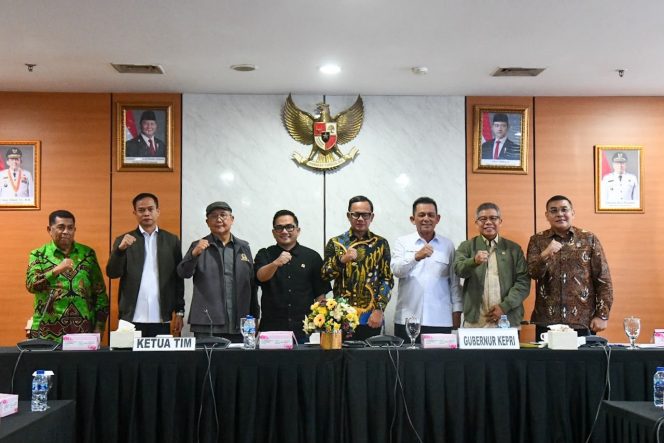 
					Gubernur Kepri, Ansar Ahmad menerima kunjungan spesifik Komisi II DPR RI di Graha Kepri, Kota Batam, Selasa (8/7/2026). Turut hadir dalam pertemuan ini Wamendagri Bima Arya Sugiarto serta Wamen Agraria dan Tata Ruang/Wakil Kepala BPN Ossy Dermawan. 