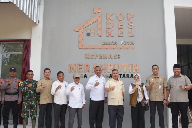 
					Wakil Gubernur Kepri, Nyanyang Haris Pratamura bersama Sekdis Perindag kop dan UMKM Kabupaten Natuna dan jajaran Pemprov Kepri saat meninjau Koperasi Desa Merah Putih yang berada di Desa Cemaga Utara, Kecamatan Bunguran Selatan, Natuna, Rabu (1/7/2026) sore. (DISKOMINFO NATUNA)