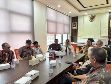 Kepala Bidang PLIP Dinas Komunikasi dan Informatika Provinsi Kepulauan Riau, Ummil Khalish (tengah) menutup sekaligus menyampaikan arahan pada penutupan Bimtek e-Monev KIP 2026 di Kantor Diskominfo Kepri, Kamis (30/7/2026).