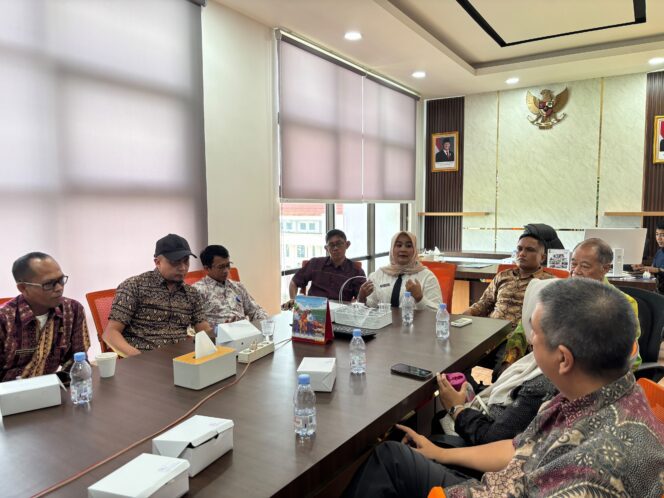
					Kepala Bidang PLIP Dinas Komunikasi dan Informatika Provinsi Kepulauan Riau, Ummil Khalish (tengah) menutup sekaligus menyampaikan arahan pada penutupan Bimtek e-Monev KIP 2026 di Kantor Diskominfo Kepri, Kamis (30/7/2026).