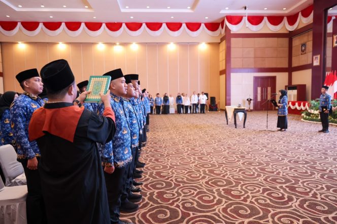 
					Pengucapan janji dan sumpah jabatan oleh 75 PNS dan 105 Pejabat Fungsional dipimpin oleh Sekretaris Daerah (Sekda) Provinsi Kepulauan Riau di Aula Wan Seri Beni, Dompak, Selasa (1/7/2026). 