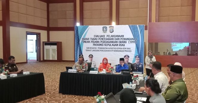 
					Sekretaris Daerah (Sekda) Provinsi Kepulauan Riau, Misni, memimpin rapat evaluasi pelaksanaan Gugus Tugas Pencegahan dan Penanganan TPPO di Aula Wan Seri Beni, Dompak, Tanjungpinang, Selasa (7/7/2026). 
