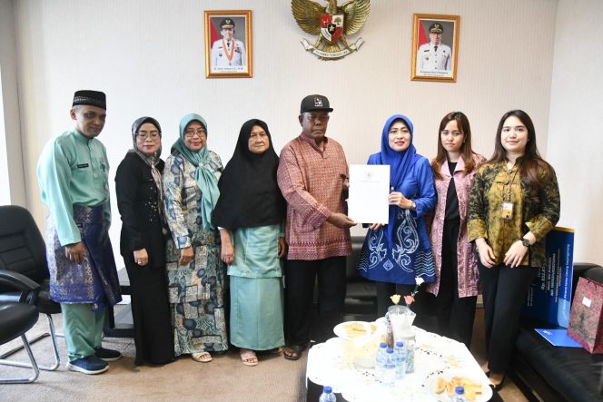
					Sekda Kepri Serahkan Santunan Taspen kepada Ahli Waris ASN yang Meninggal Dunia