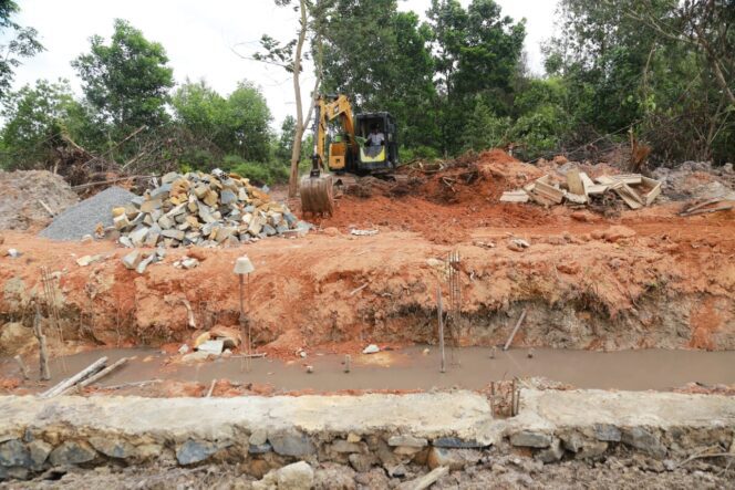 
					Alat berat melaksanakan pembersihan kawasan sungai di Kampung Purwodadi, Sungai Lekop, Bintan Timur, Senin (27/7/2026). Pemprov Kepri melalui Dinas PUPP tahun 2026 ini melaksanakan pembangunan kanal banjir. (Sumber: Dinas PUPP Kepri)