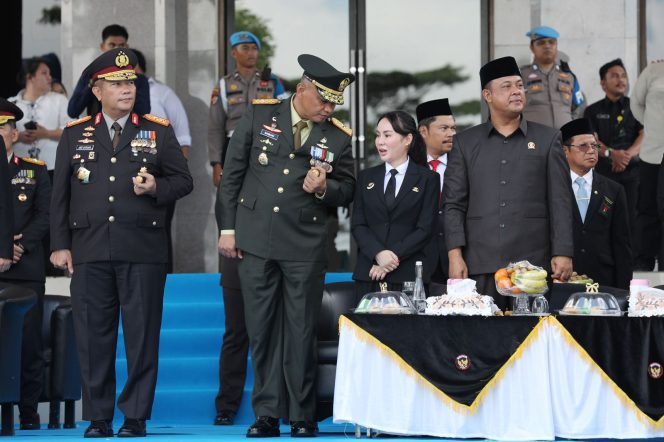 
					Wakil Wali Kota Batam, Li Claudia Chandra, menghadiri Upacara Hari Bhayangkara ke-80 di Lapangan Bhayangkara Polda Kepulauan Riau, Rabu (1/7/2026). 
