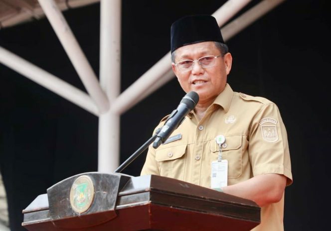 
					Sekda Batam, Firmansyah, menyampaikan sambutan saat memperingati HUT ke-27 BMGQ Kota Batam di Dataran Engku Putri, Batamcentre, Senin (6/7/2026). 
