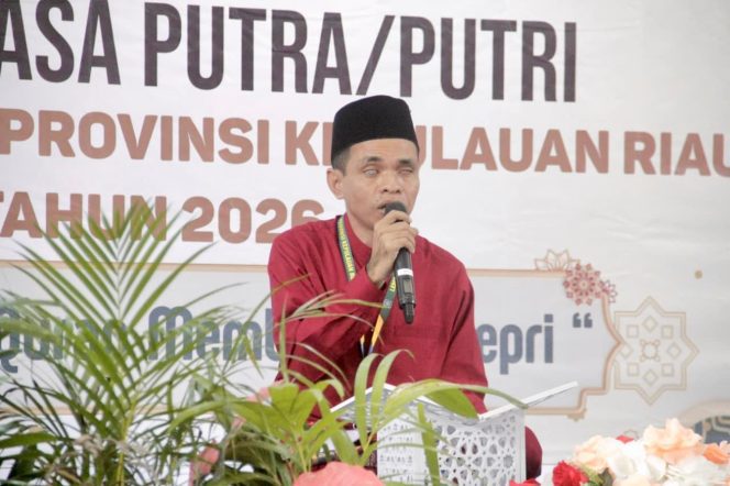 
					Salah seorang peserta kafilah Batam tampil di MTQ XII Kepri. 