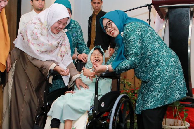 
					Ketua TP-PKK Batam, Erlita Amsakar, menyerahkan kursi roda kepada salah seorang penerima, Senin (6/7/2026).