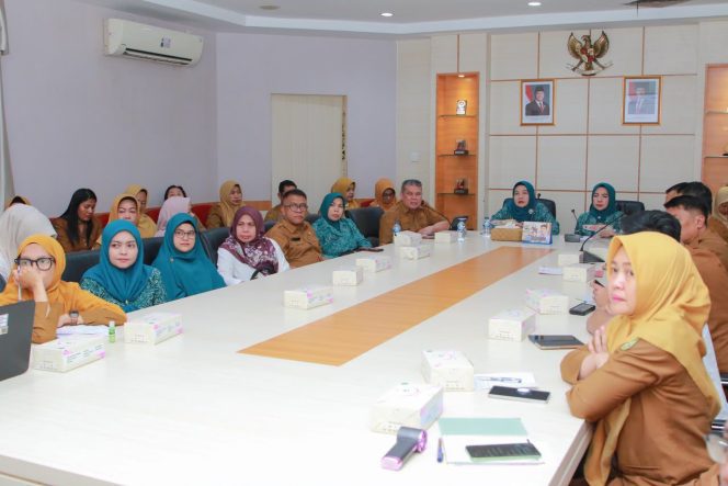 
					Ketua TP-PKK Batam, Erlita Amsakar, memimpin rapat persiapan hari anak 2026 di Kantor Wali Kota Batam, Senin (6/7/2026). 
