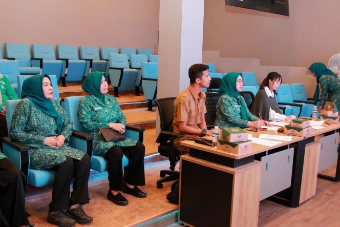 
					Batam – Kreativitas kader Tim Penggerak Pemberdayaan dan Kesejahteran Keluarga (TP-PKK) dari tingkat kelurahan hingga kecamatan di Kota Batam ditampilkan melalui Lomba Vlog PKK yang menjadi bagian dari rangkaian peringatan Hari Kesatuan Gerak (HKG) PKK Tahun 2026.

Beragam karya yang mengangkat program dan inovasi PKK dipresentasikan dalam proses penjurian yang ditinjau langsung oleh Ketua TP-PKK Kota Batam, Erlita Amsakar, di Museum Raja Ali Haji, Senin (6/7/2026). Erlita mengapresiasi antusiasme para peserta sekaligus mendorong kader terus memanfaatkan media digital sebagai sarana edukasi dan penyebarluasan informasi kepada masyarakat.

“Semoga kegiatan ini dapat menjadi sarana bagi kader PKK untuk terus berinovasi dalam menyampaikan berbagai program kepada masyarakat,” ujar Erlita.

Ia menilai, kehadiran konten digital yang menarik dan berkualitas akan memudahkan masyarakat mengenal berbagai kegiatan PKK, sekaligus memperkuat peran organisasi dalam mendukung pembangunan keluarga di Kota Batam.

Pada kesempatan itu, Erlita juga mengingatkan dewan juri agar menjalankan tugas secara profesional, objektif, dan berpedoman pada kriteria penilaian yang telah ditetapkan. Dengan demikian, hasil perlombaan benar-benar mencerminkan kualitas karya para peserta.

“Saya berharap seluruh dewan juri dapat memberikan penilaian secara objektif, adil, dan profesional sehingga hasil yang diperoleh mampu menjadi motivasi bagi seluruh kader untuk terus berkarya dan berinovasi,” katanya.

Adapun dewan juri terdiri atas Ketua Bidang II TP-PKK Kota Batam, Erdawati Firmansyah, Kepala Bidang Hubungan Masyarakat Dinas Komunikasi dan Informatika Kota Batam, Nahar Febrianto, serta dosen Politeknik Negeri Batam, Aragani Timur Kanistren.

Melalui Lomba Vlog PKK ini, TP-PKK Kota Batam berharap lahir semakin banyak konten kreatif yang tidak hanya menarik secara visual, tetapi juga mampu mengedukasi masyarakat serta memperkenalkan berbagai program unggulan PKK secara lebih luas melalui berbagai platform digital. 

Sumber: MC Batam
Redaksi: