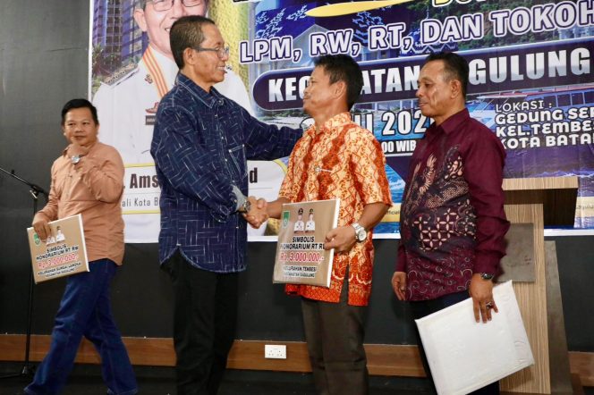
					Wali Kota Batam, Amsakar Achmad, menyerahkan insentif RT, RW dan LPM di Gedung Serba Guna SP Plaza, Kecamatan Sagulung, Senin (6/7/2026) malam. 