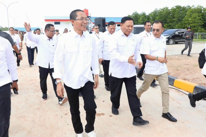 
					Wali Kota Batam, Amsakar Achmad, bersama Wakil Menteri Kelautan dan Perikanan, Didit Herdiawan Ashaf, serta Wakil Kepala BP Taskin, Iwan Sumule, saat peluncuran SiTaskin Pesisir di Balai Pertemuan KNMP Sembulang, Galang, Selasa (7/7/2026). 