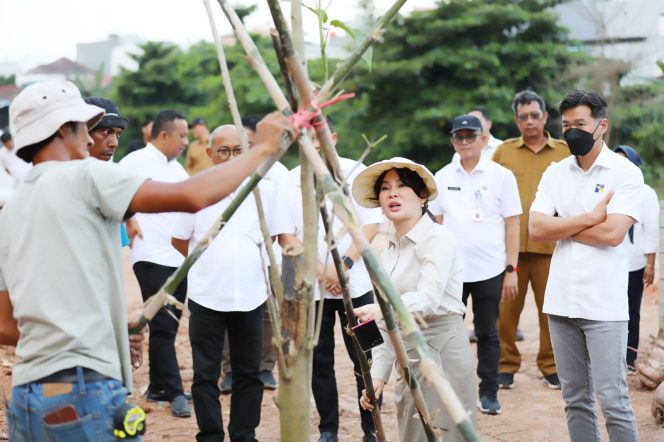 
					Wakil Wali Kota Batam, Li Claudia Chandra, menanam pohon di kawasan DAS Baloi Indah, Selasa (7/7/2026). 