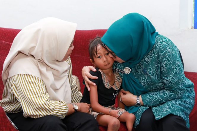 
					Ketua TP-PKK Batam, mencium salah seorang anak berkebutuhan khusus saat mengunjungi Rumah Singgah Ar Rahman Rusli dan Firza Paloh, Selasa (7/7/2026). 