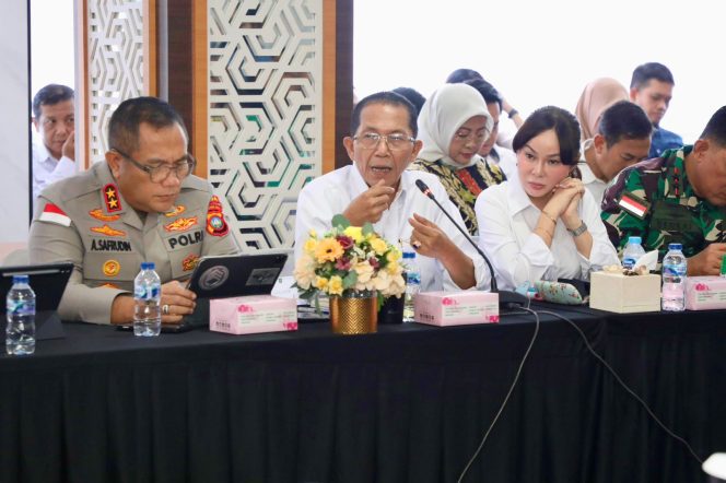 
					Wali Kota Batam, Amsakar Achmad, didampingi Wakil Wali Kota Batam, Li Claudia Chandra, menyampaikan usulan dalam Kunjungan Kerja Spesifik Komisi II DPR RI di Graha Kepri, Batam, Rabu (8/7/2026)