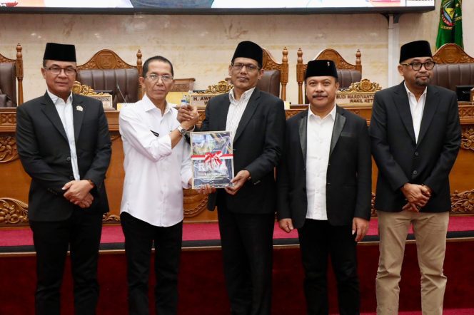 
					Wali Kota Batam, Amsakar Achmad, menyerahkan rancangan KUA-PPAS kepada pimpinan DPRD Batam saat sidang paripurna di Kantor DPRD Batam, Rabu (8/7/2026). 