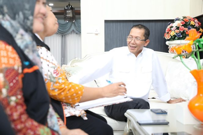 
					Wali Kota Batam, Amsakar Achmad, menerima kunjungan petugas Sensus Ekonomi di kediaman pribadinya, Kamis (9/7/2026). 