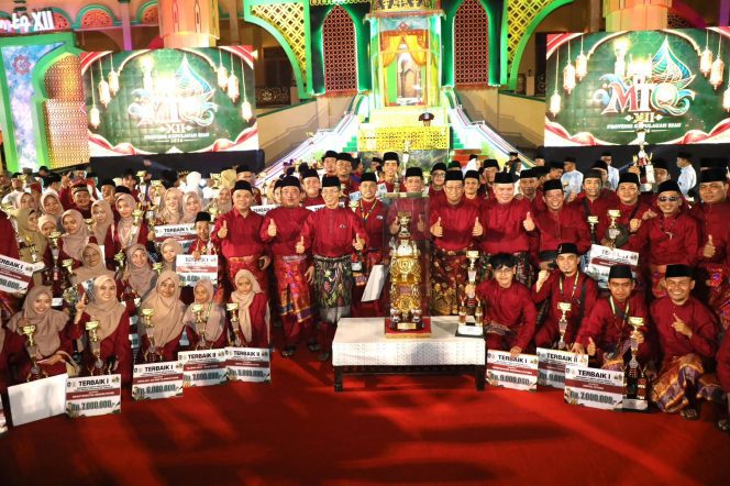 
					Wali Kota Batam, Amsakar Achmad, bersama kafilah Batam usai penutupan MTQ XII Kepri di Tanjungpinang, Kamis (9/7/2026) malam. 