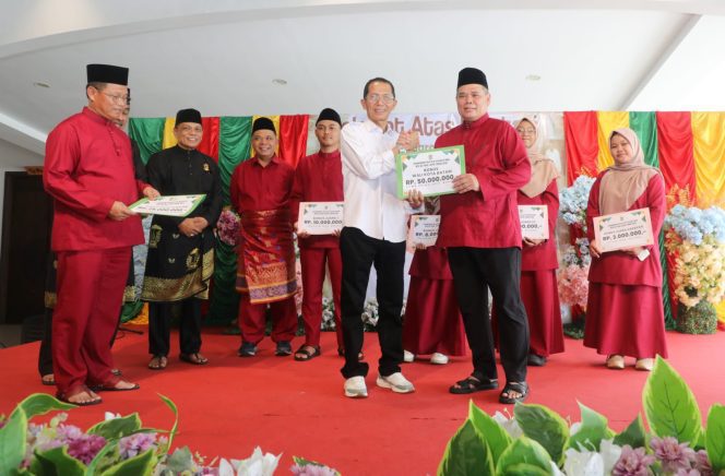 
					Wali Kota Batam, Amsakar Achmad, menyerahkan bonus untuk kafilah Kota Batam, Jumat (10/7/2026). 