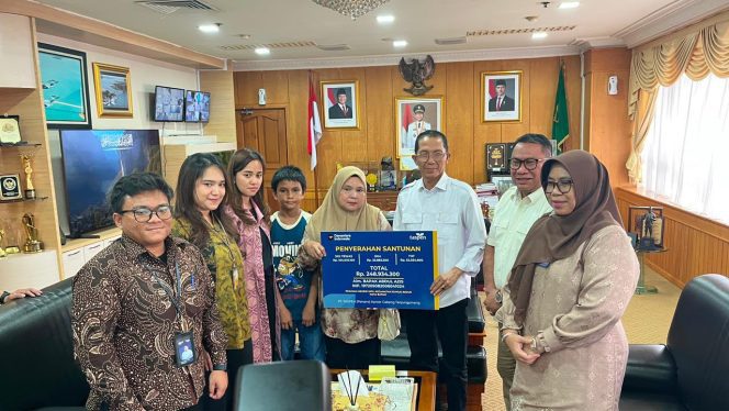
					Wali Kota Batam, Amsakar Achmad, menyerahkan santunan JKK dari PT Taspen kepada keluarga almarhum Abdul Aziz di Kantor Wali Kota Batam, Jumat (10/7/2026).