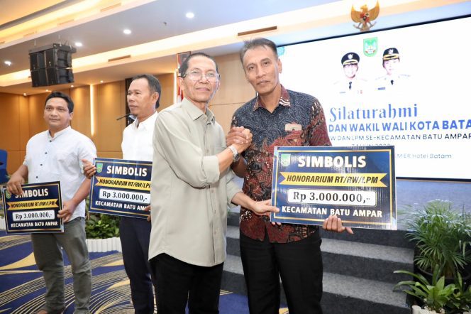 
					Wali Kota Batam, Amsakar Achmad, menyerahkan insentif untuk RT, RW, dan LPM se-Kecamatan Batuampar di Grand Ballroom AP Premiere, Batuampar, Minggu (12/7/2026) malam. 