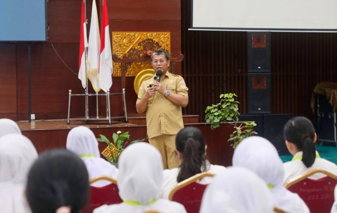 
					Sekda Batam, Firmansyah, memberikan pengarahan saat membuka Latsar CPNS Golongan II dan Golongan III Gelombang II Tahun 2026 bagi peserta dari Pemko Batam dan Pemkab Lingga di Bapelkes Batam, Senin (13/7/2026). 