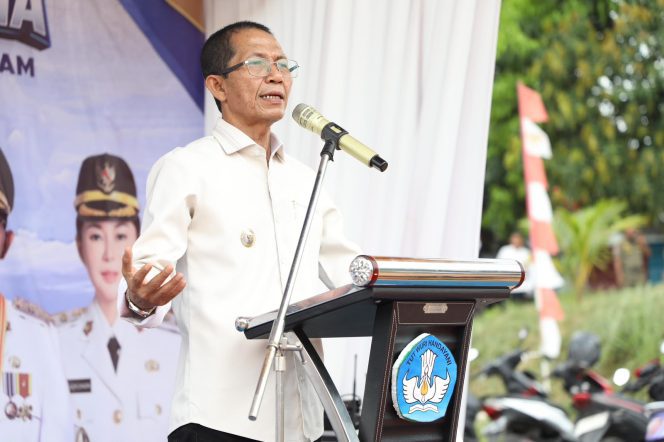 
					Wali Kota Batam, Amsakar Achmad, menyampaikan sambutan saat peletakan batu pertama pembangunan SMKN 13 Batam di Bengkong, Senin (13/7/2026). 