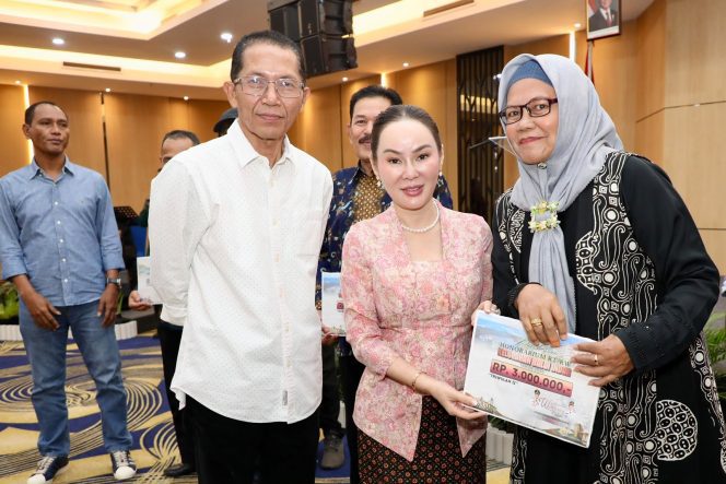 
					Wali Kota Batam, Amsakar Achmad, bersama Wakil Wali Kota Batam, Li Claudia Chandra, menyerahkan insentif RT,RW, dan LPM Lubukbaja di Hotel AP Premier, Senin (13/7/2026) malam.