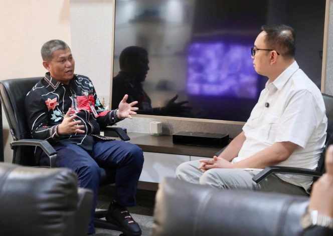 
					Sekda Batam, Firmansyah, memaparkan sejumlah program digital kepada tim penilai ADLGA 2026 di Kantor Wali Kota Batam, Kamis (23/7/2026).