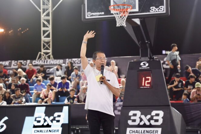 
					Wali Kota Batam, Amsakar Achmad, menyampaikan sambutan saat menutup FIBA 3×3 Challenger 2026 di Dataran Engku Putri, Batam Centre, Sabtu (25/7/2026) malam. 