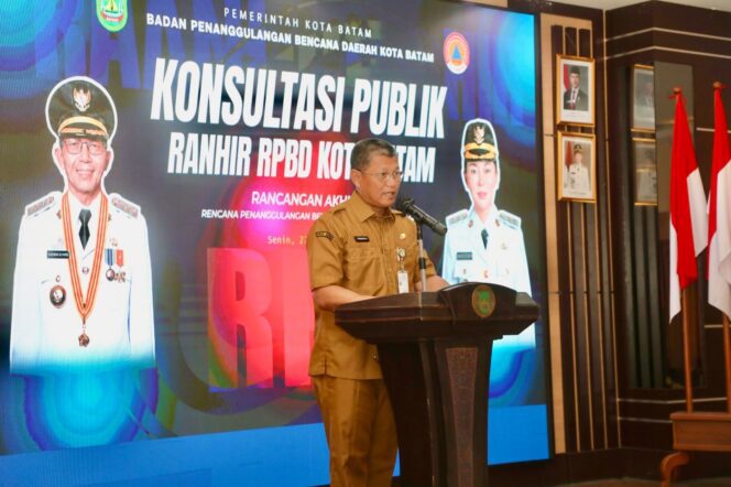 
					Sekda Batam, Firmansyah, membuka Konsultasi Publik Rancangan Akhir RPBD di Kantor Wali Kota Batam, Senin (27/7/2026). 