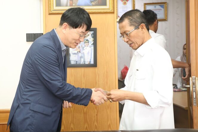 
					Wali Kota Batam, Amsakar Achmad, menyalami President Jeonju Vision College, Woo Byung-hun, saat pertemuan di Kantor Wali Kota Batam, Senin (27/7/2026