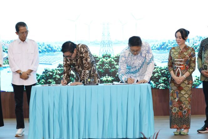 
					Wali Kota Batam, Amsakar Achmad, bersama Wakil Wali Kota Batam, Li Claudia Chandra, menyaksikan penandatanganan PJBTL antara PT PLN Batam dan PT Altiva Identity Data Center di Auditorium Tanjung Kasam, Kantor PLN Batam, Selasa (28/7/2026). 