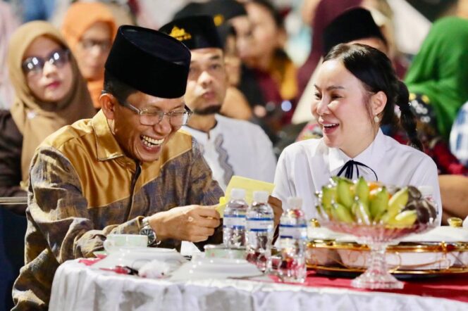 
					Wali Kota Batam, Amsakar Achmad, berbincang dengan Wakil Wali Kota Batam, Li Claudia Chandra, belum lama ini. 