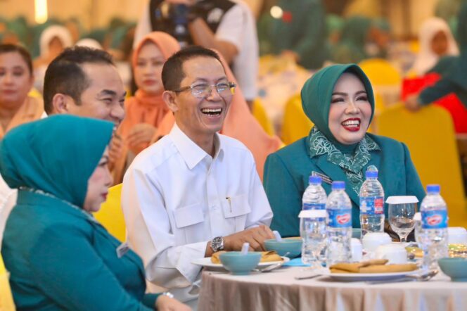 
					Wali Kota Batam, Amsakar Achmad, bersama Ketua TP-PKK Batam, Erlita Amsakar, menghadiri peringatan HKH PKK ke-54 di Hotel Planet Holiday, Jodoh, Kecamatan Batuampar, Rabu (29/7/2026). 