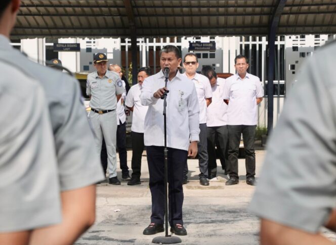 
					Sekda Batam, Firmansyah, memimpin apel kesiapan pelaksanaan razia gabungan kendaraan bermotor dalam rangka optimalisasi penerimaan PKB dan Opsen BBNKB Tahun 2026 di Kantor Dinas Perhubungan Kota Batam, Rabu (29/7/2026). 