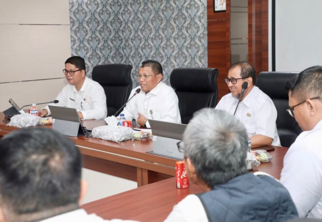 
					Sekda Batam, Firmansyah, membuka Rapat Koordinasi Evaluasi Keamanan Informasi dan Jaringan Komunikasi Sandi di lingkungan Pemko Batam Tahun 2026 di Kantor Wali Kota Batam, Batam Centre, Rabu (29/7/2026). 
