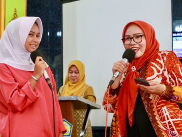 Ketua TP-PKK Batam, Erlita Amsakar, berbincang dengan salah seorang siswi peserta kegiatan Pembinaan Budi Pekerti bagi pelajar di Kecamatan Belakangpadang, Kamis (30/7/2026).