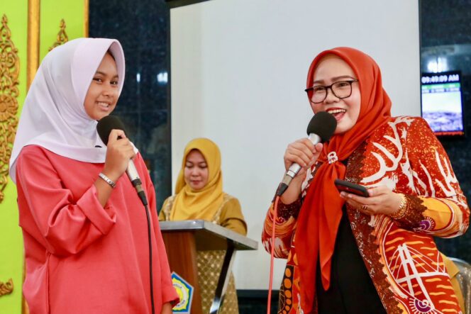 
					Ketua TP-PKK Batam, Erlita Amsakar, berbincang dengan salah seorang siswi peserta kegiatan Pembinaan Budi Pekerti bagi pelajar di Kecamatan Belakangpadang, Kamis (30/7/2026).