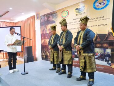 Wali Kota Batam, Amsakar Achmad, melantik Panglima Sambang Kota Batam yang diselenggarakan Pasukan Adat dan Marwah Gagak Hitam di Hotel Vanilla, Batam, Jumat (31/7/2026). Dokumentasi Diskominfo Batam