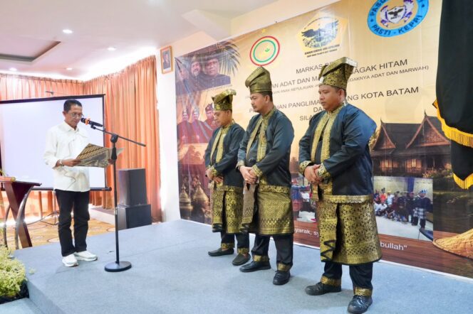 
					Wali Kota Batam, Amsakar Achmad, melantik Panglima Sambang Kota Batam yang diselenggarakan Pasukan Adat dan Marwah Gagak Hitam di Hotel Vanilla, Batam, Jumat (31/7/2026). Dokumentasi Diskominfo Batam