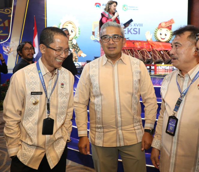 
					Wali Kota Batam, Amsakar Achmad, berbincang dengan sejumlah wali kota saat menghadiri Rakernas APEKSI di Medan.