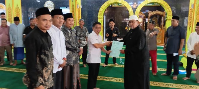 
					KUA Fasilitasi Secara Resmi Penyerahan SK Pengurus Masjid At-Taqwa Kecamatan Belakang Padang
