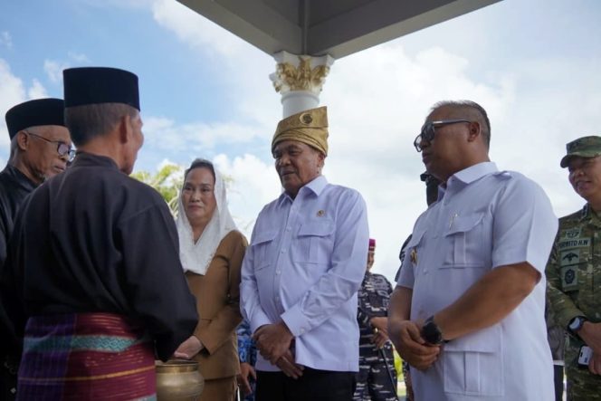 
					Wakil Gubernur Kepri Nyanyang Haris Pratamura mendampingi Menko Polkam RI Djamari Chaniago (tengah) setibanya di Lanud Raden Sadjad Natuna
