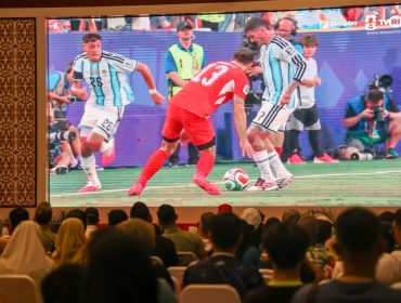 Suasana nonton bareng Bola Gembira pertandingan perempat final Piala Dunia FIFA 2026 antara Argentina melawan Swiss yang diselenggarakan Pemerintah Provinsi Kepulauan Riau bekerja sama dengan TVRI Stasiun Kepulauan Riau di Aula Wan Seri Beni, Dompak, Tanjungpinang, Minggu (12/7/2026). 