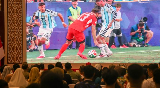 Suasana nonton bareng Bola Gembira pertandingan perempat final Piala Dunia FIFA 2026 antara Argentina melawan Swiss yang diselenggarakan Pemerintah Provinsi Kepulauan Riau bekerja sama dengan TVRI Stasiun Kepulauan Riau di Aula Wan Seri Beni, Dompak, Tanjungpinang, Minggu (12/7/2026). 
