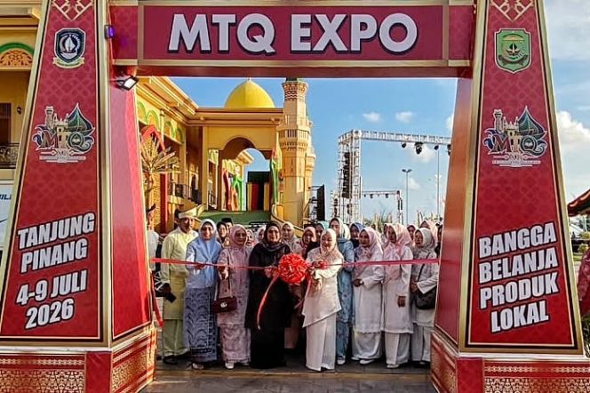 
					Ketua TP PKK Kepri Dewi Kumalasari Ansar bersama Ketua TP PKK Tanjungpinang Yuniarni Pustoko Weni memotong pita, membuka Bazar MTQ XII Kepri yang dipusatkan di Gedung Dekranasda Provinsi Kepri, di kawasan Taman Gurindam 12, Sabtu (4/7/2026). 