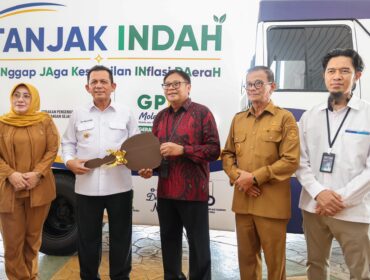 Gubernur Kepulauan Riau Ansar Ahmad menerima armada Tanggap Jaga Kestabilan Inflasi Daerah (Tanjak Indah) dari Kepala Perwakilan Bank Indonesia Kepri Rony Widijarto di Gedung Daerah, Tanjungpinang, Senin (3/8/2026).